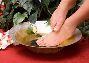 Bath with homemade soap against foot fungus